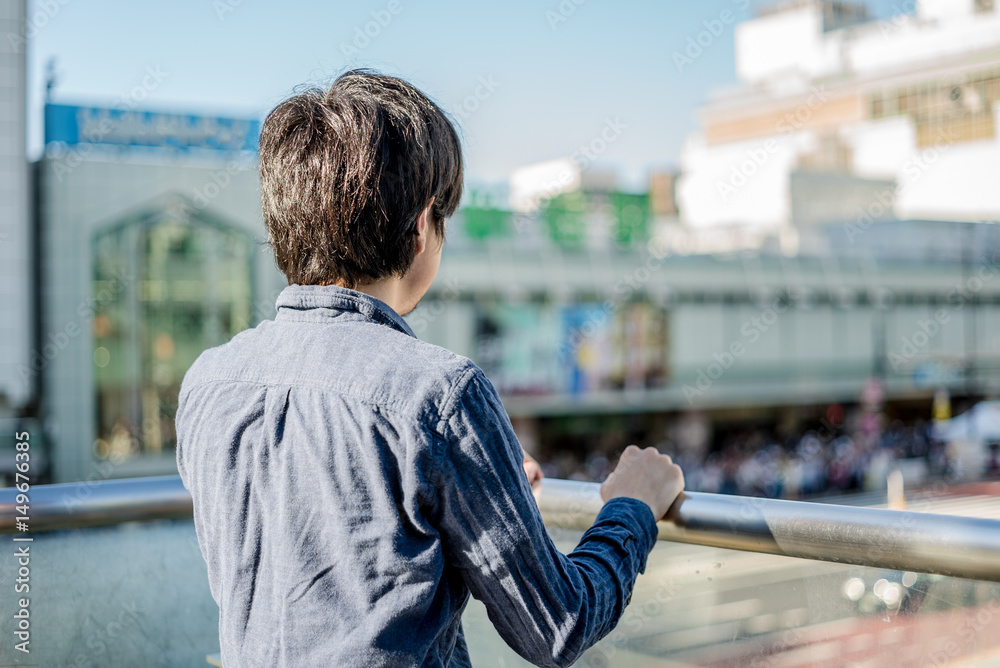 Fototapeta premium 都市を眺める男性