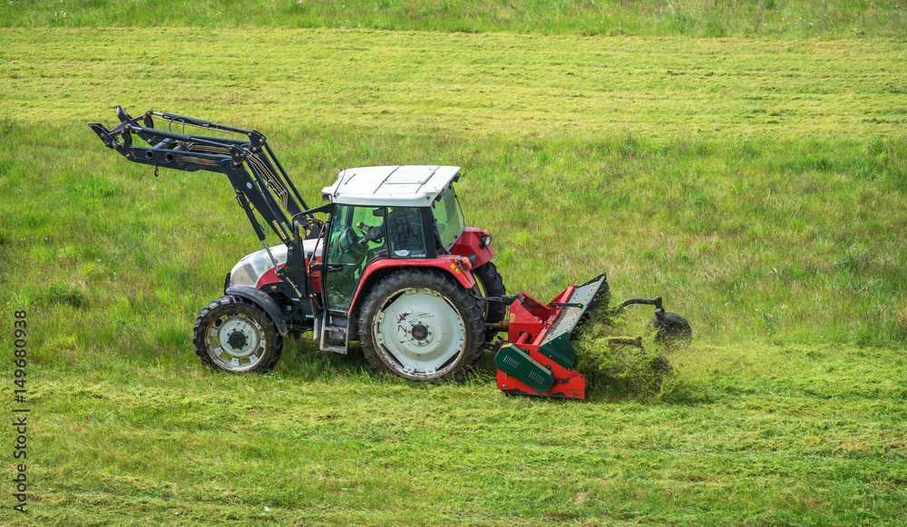 Fototapeta premium Traktor mit Mähwerk,