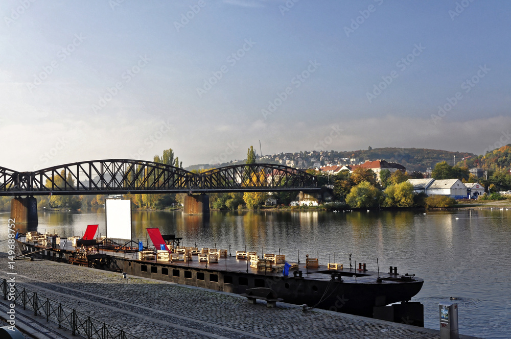 Obraz premium Bridge connects two towns on either side of the river