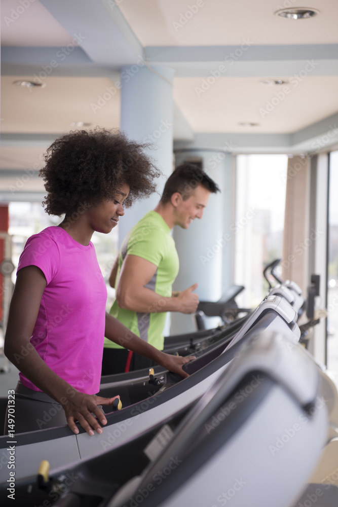 people exercisinng a cardio on treadmill in gym