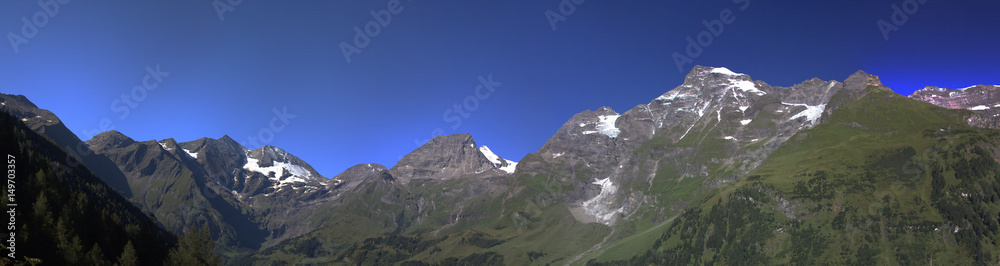 Fototapeta premium unterwegs auf der Großglockner Hochalpenstraße, hier ein Blick in das Käfertal bei Ferleiten