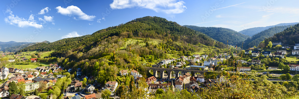 Panoramablick auf den Ort Hornberg im Gutachtal im Schwarzwald - obrazy, fototapety, plakaty 