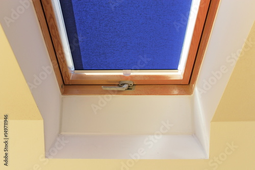 Bilde på lerret Dachfenster mit Rollo