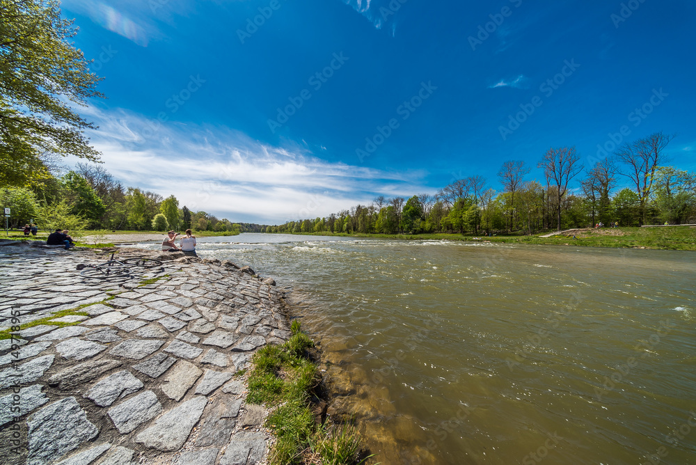 Fototapeta premium Münchner Freizeit am Wochenende an der Isar