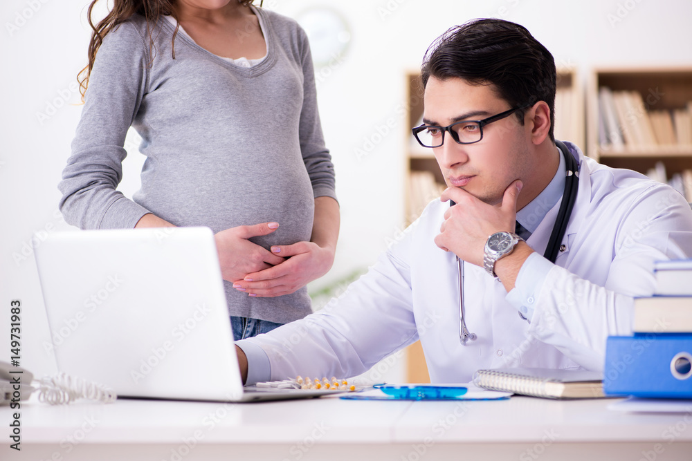 Obraz premium Pregnant woman visiting doctor for consultation