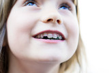 Glückliches Kind mit Zahnspange