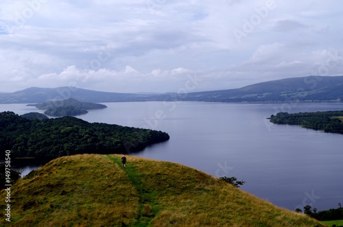 Ausblick auf einen Wanderer in den schottischen Highlands