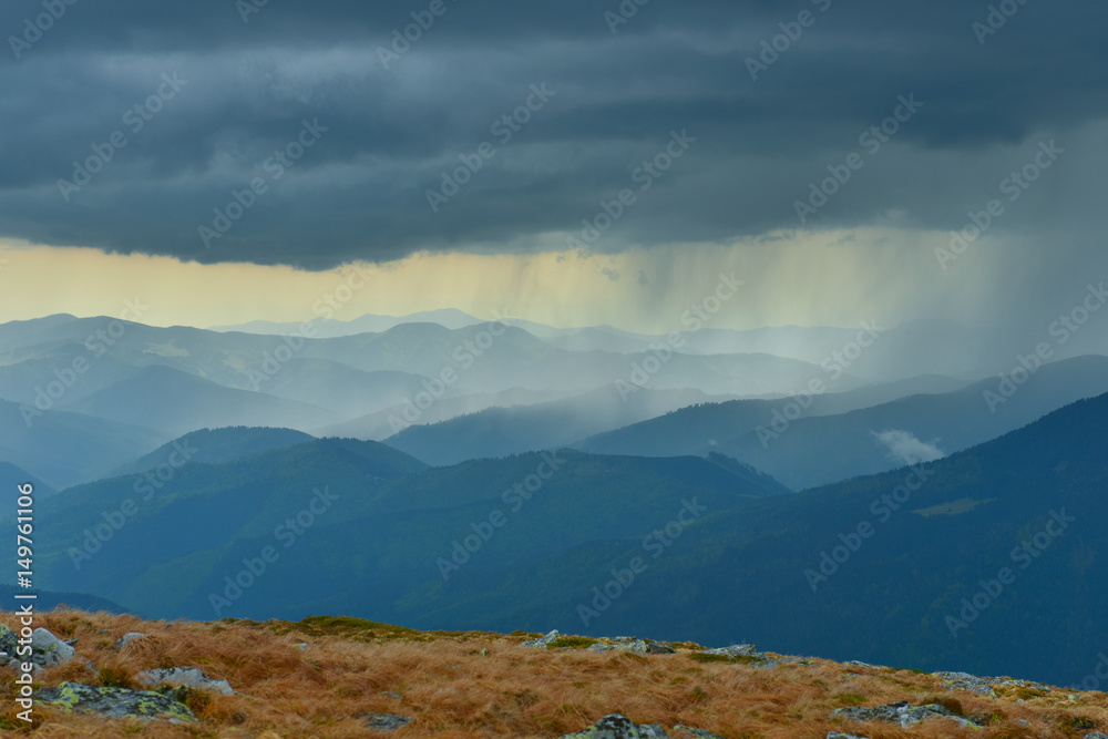 Obraz premium Rain in mountains