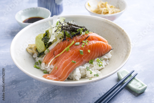 Foto Traditional Japanese Hokkaidon  Thinly sliced salmon Donburi as close-up in a bo