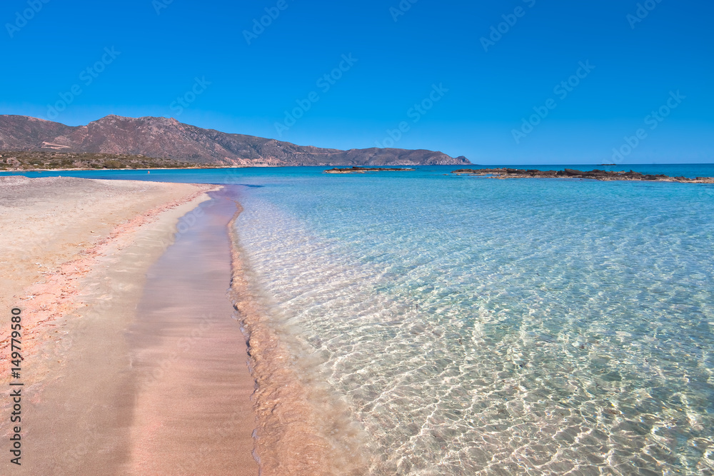Wakacje na Krecie w Grecji. Idealna plaża Elafonisi z krystaliczną wodą.