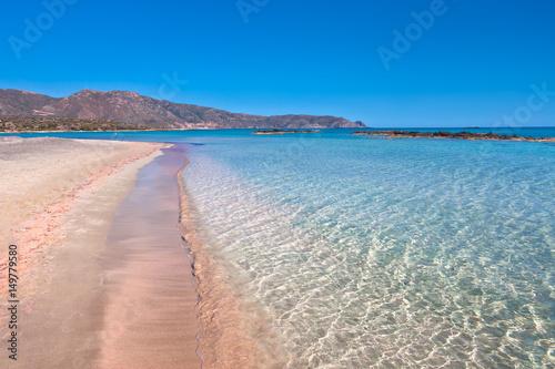 Wakacje na Krecie w Grecji. Idealna plaża Elafonisi z krystaliczną wodą. © rogozinski