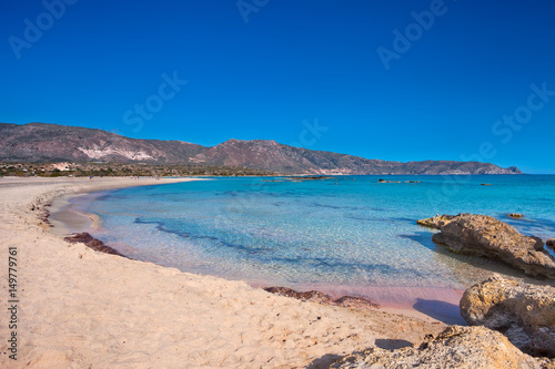 Fototapeta Naklejka Na Ścianę i Meble -  Wakacje na Krecie w Grecji. Idealna plaża Elafonisi z krystaliczną wodą.