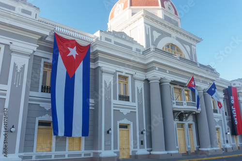 Fotografie Cuban flag in colonial facade, national day celebration