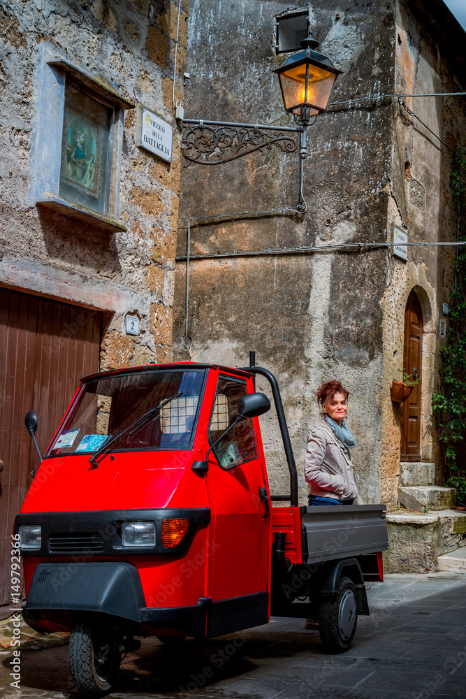 Femme dans les rues de Pitigliano en Toscane