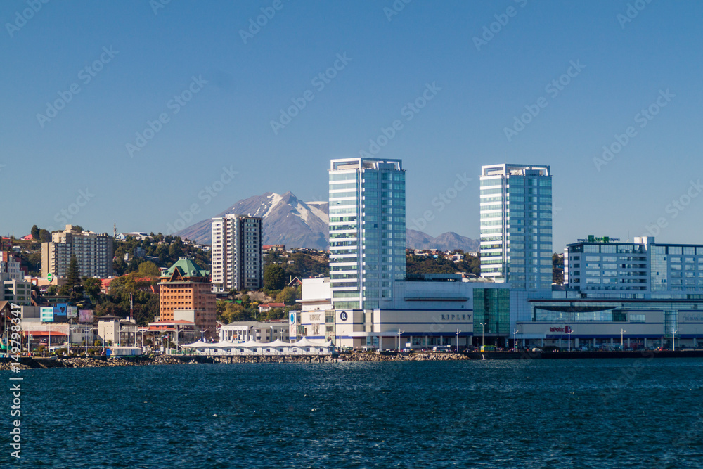 Obraz premium Skyline of Puerto Montt city with Calbuco volcano in the background, Chile