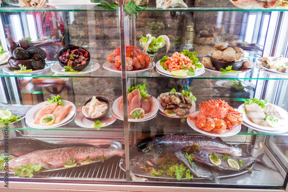 Obraz premium Fresh fish and seafood on Mercado Central market in the center of Santiago, Chile
