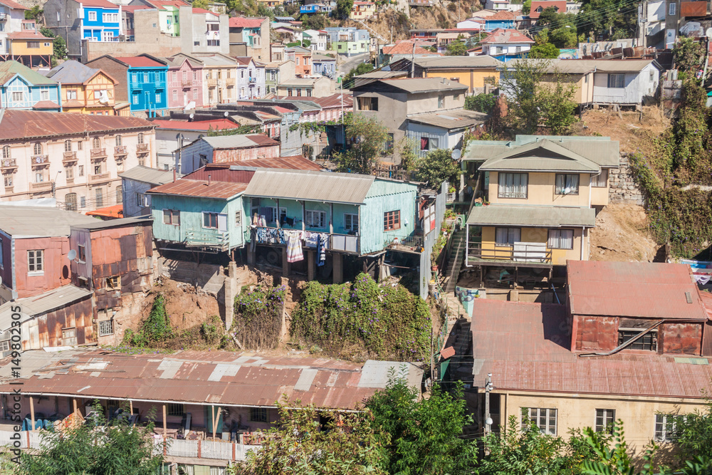Fototapeta premium Colorful houses on hills in Valparaiso, Chile