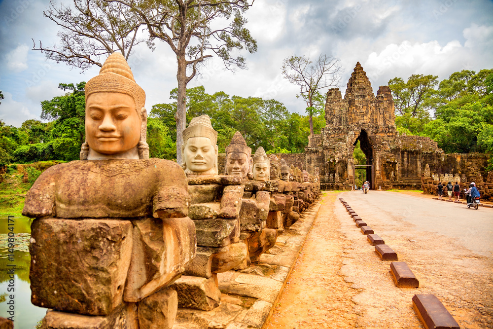 Obraz premium Row of sculptures in the South Gate of Angkor Thom complex. Siem Reap, Cambodia