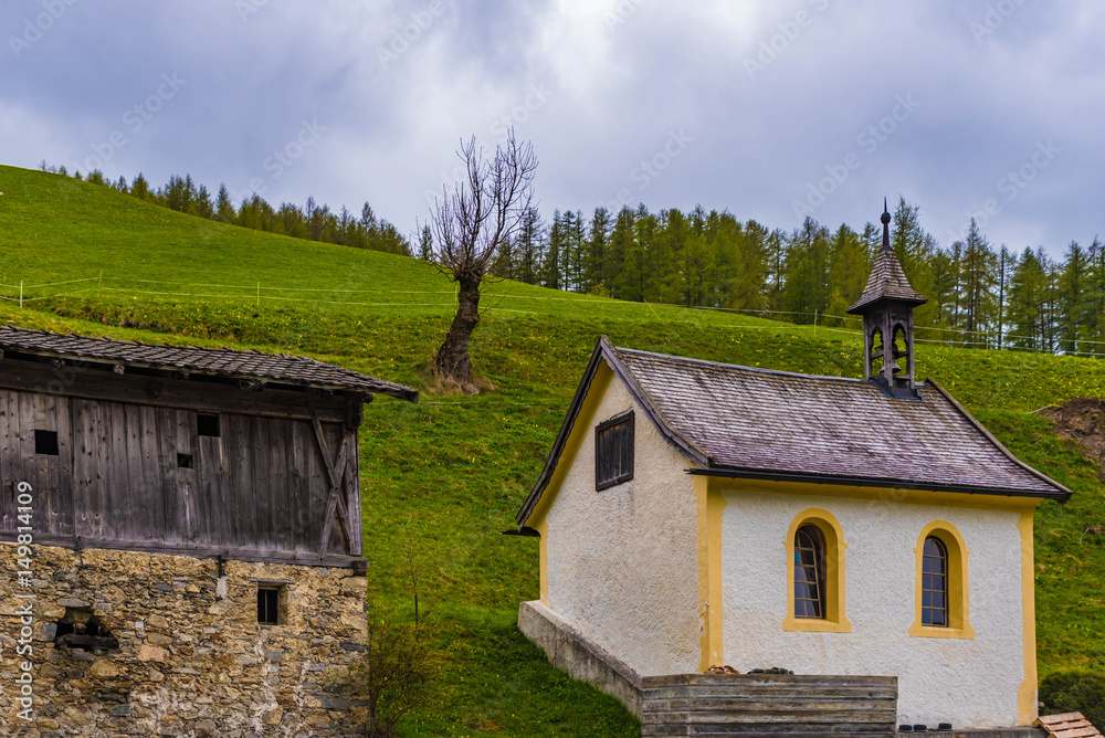 Obraz premium Kapelle und Scheune am Bergbauernhof