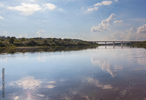 Река Ока в городе Калуга. Широкая река, на заднем плане автомобильный мост. Россия.