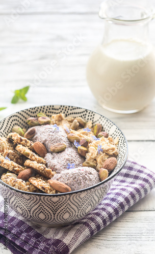 Oats with chia pudding and cereal cookies
