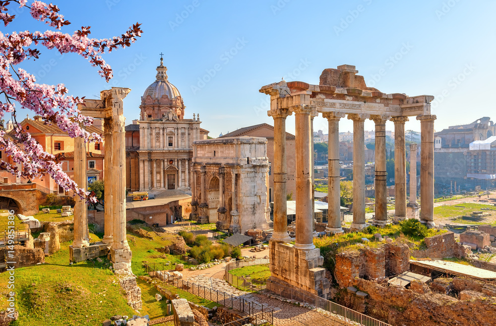 Fototapeta premium Rzymskie ruiny w Rzymie na wiosnę, Włochy