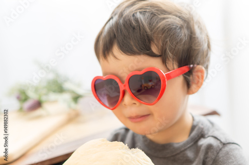 パンをかじる子供