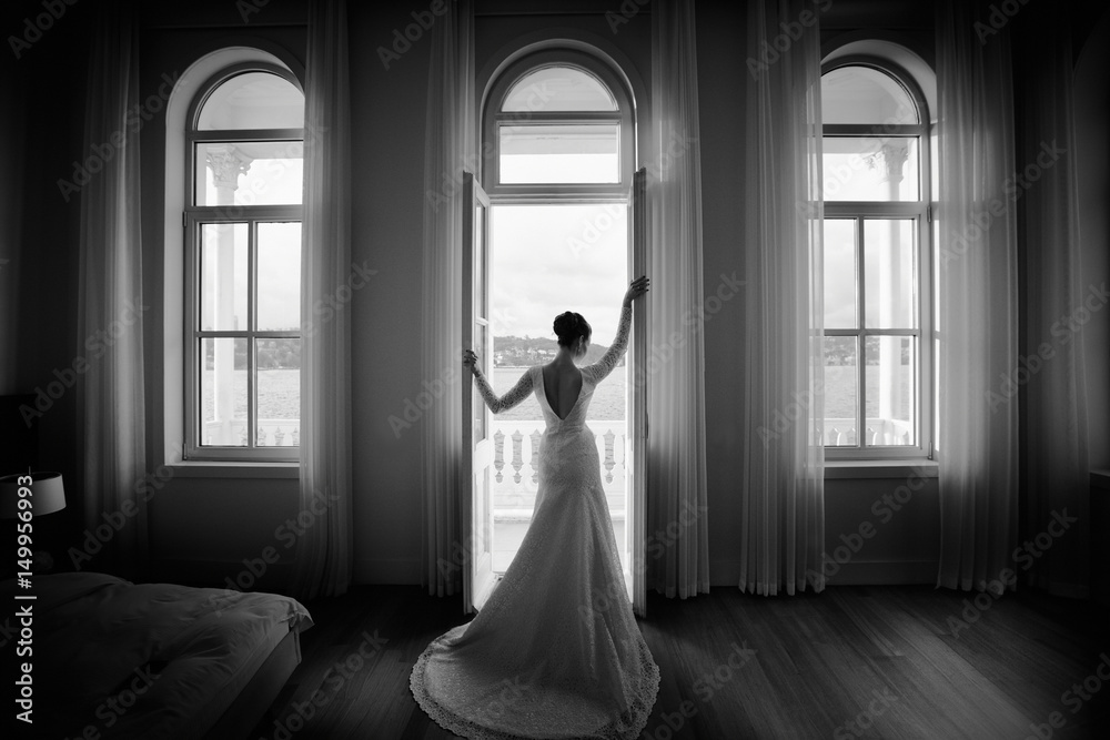 Fototapeta premium Beautiful silhouette of bride 