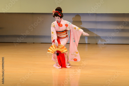 日本　舞踊　女性