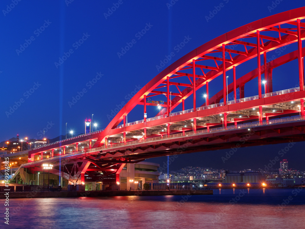 ポートアイランドから見る夜の神戸大橋と市街地