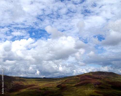 Einzigartige Wolkenformationen in der schottischen Wildnis