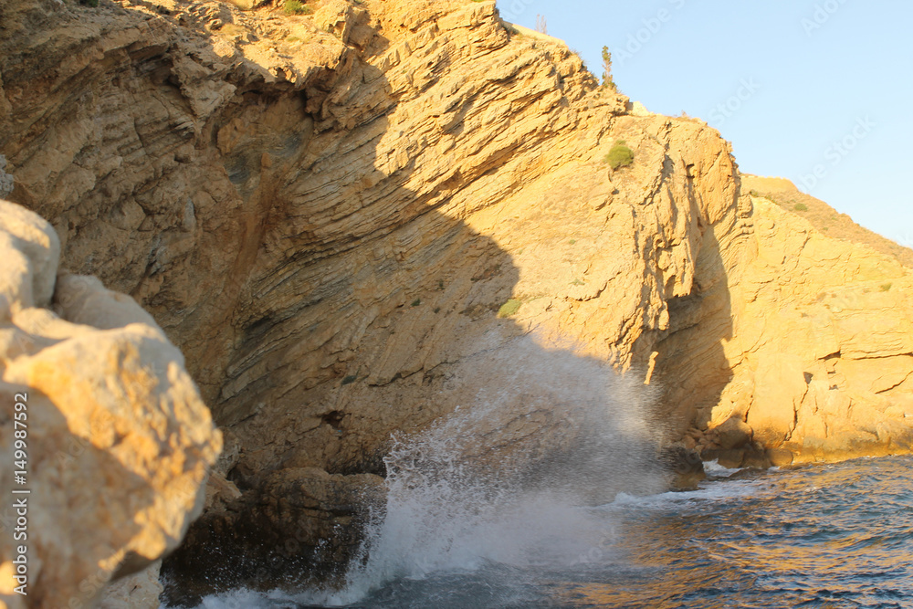 Rocas rompiendo olas