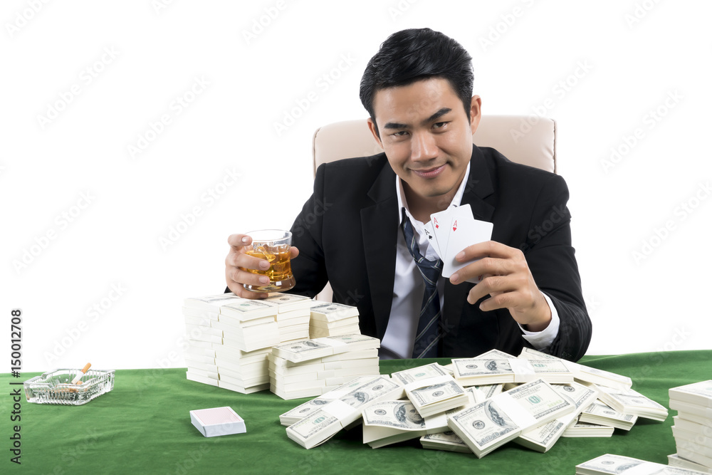 Φωτογραφία The rich man holding whiskey glass and show winning with cards
