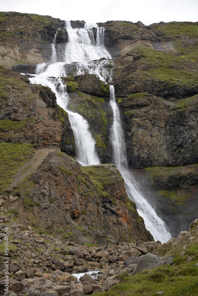 Fototapeta premium Wasserfall auf Island
