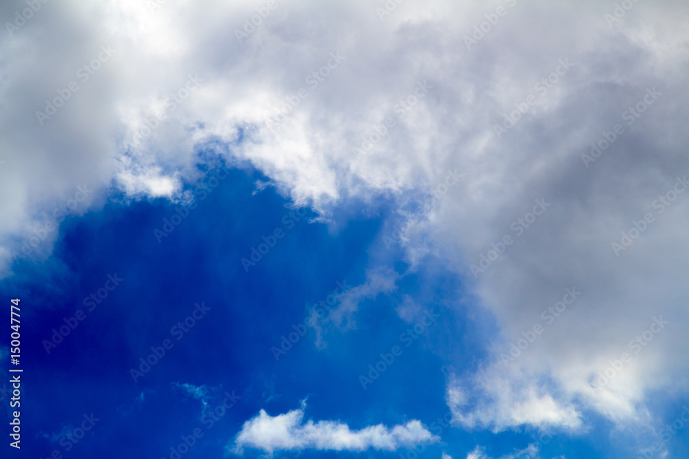 Obraz premium Beautiful blue sky with clouds