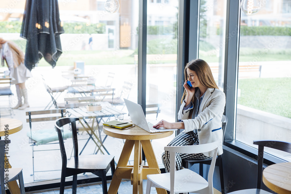 Obraz premium Beautiful Young Woman Working on Laptop