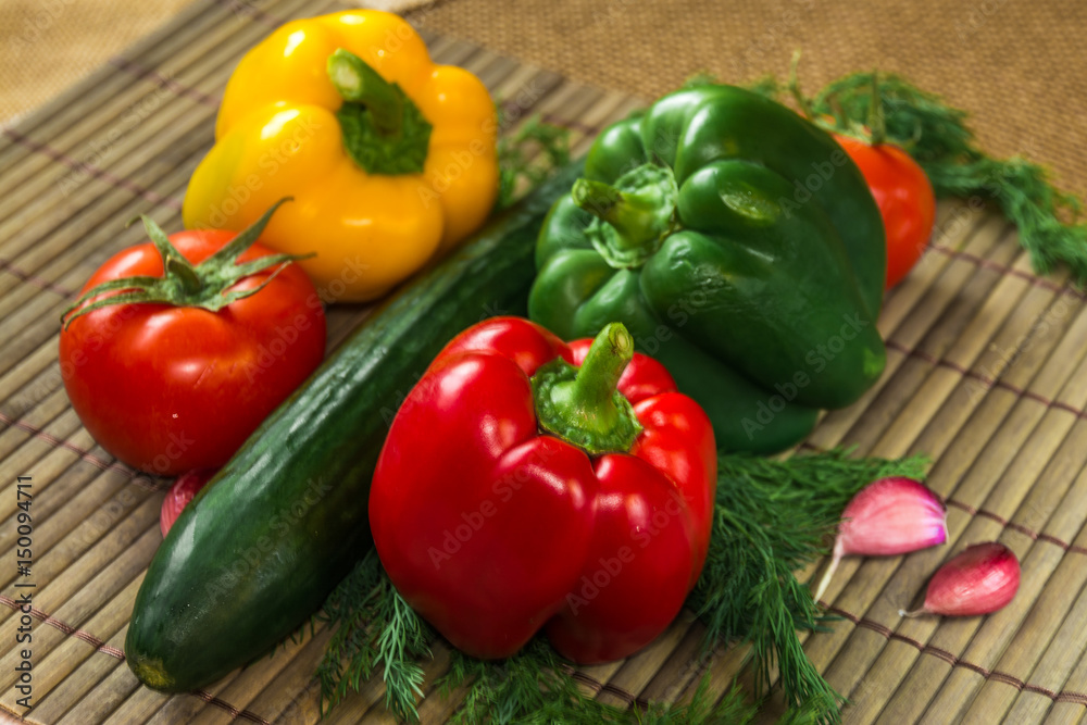 свежие овощи, разноцветные перцы, огурец, томаты, чеснок, укроп