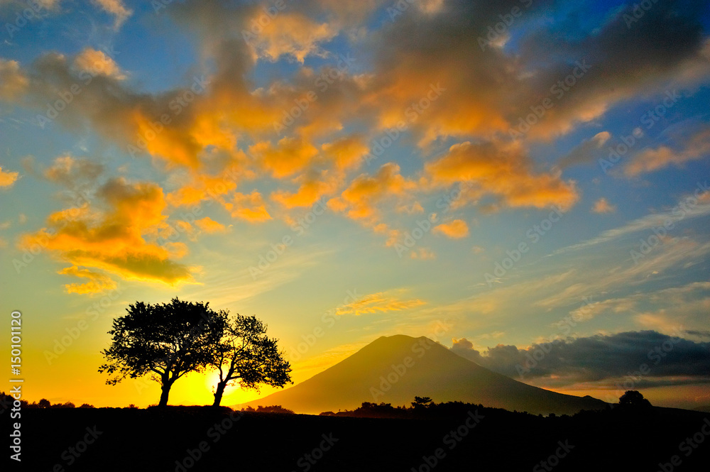Fototapeta premium 羊蹄山の夜明け