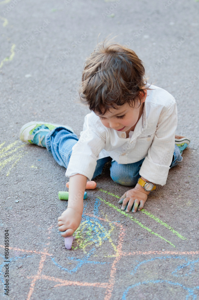 Naklejka premium Child drawing with chalk