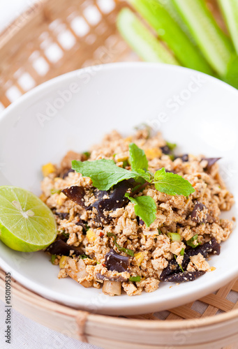 Obraz na płótnie Ground pork salad with fresh vegetable and lemon, Traditional Thai food, selective focus w salonie