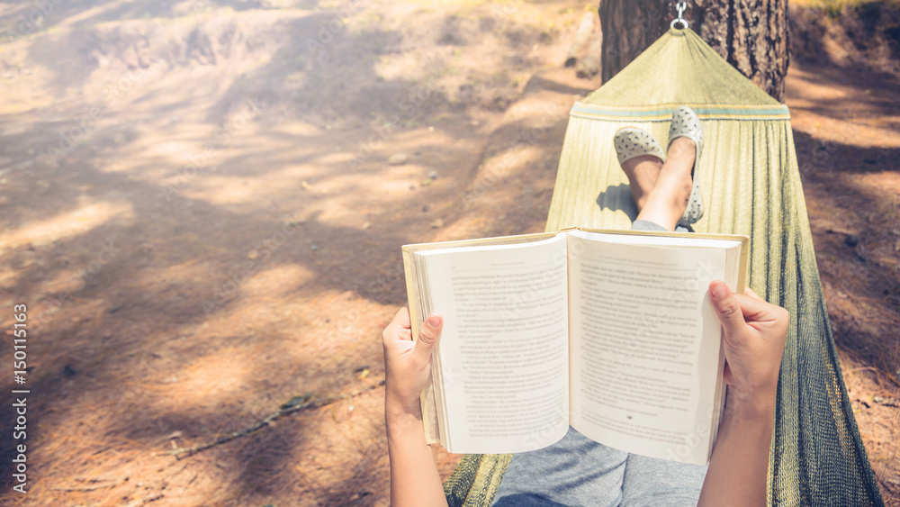 Obraz premium Women sleeping reading. In the hammock. In the natural atmosphere in the park
