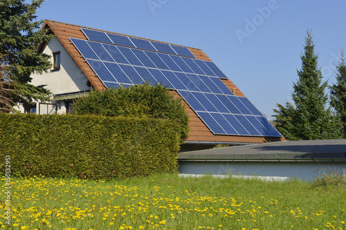 Hausdach mit Solarmodulen.  photo