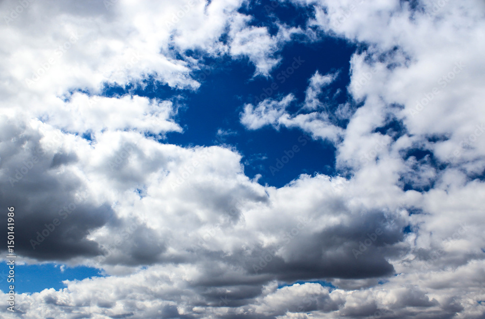 Obraz premium Голубое небо с белыми дождевыми облаками