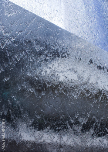 Вода стекает по зеркальной поверхности ровным потоком, фон в холодных тонах, текстура воды © danysharipova