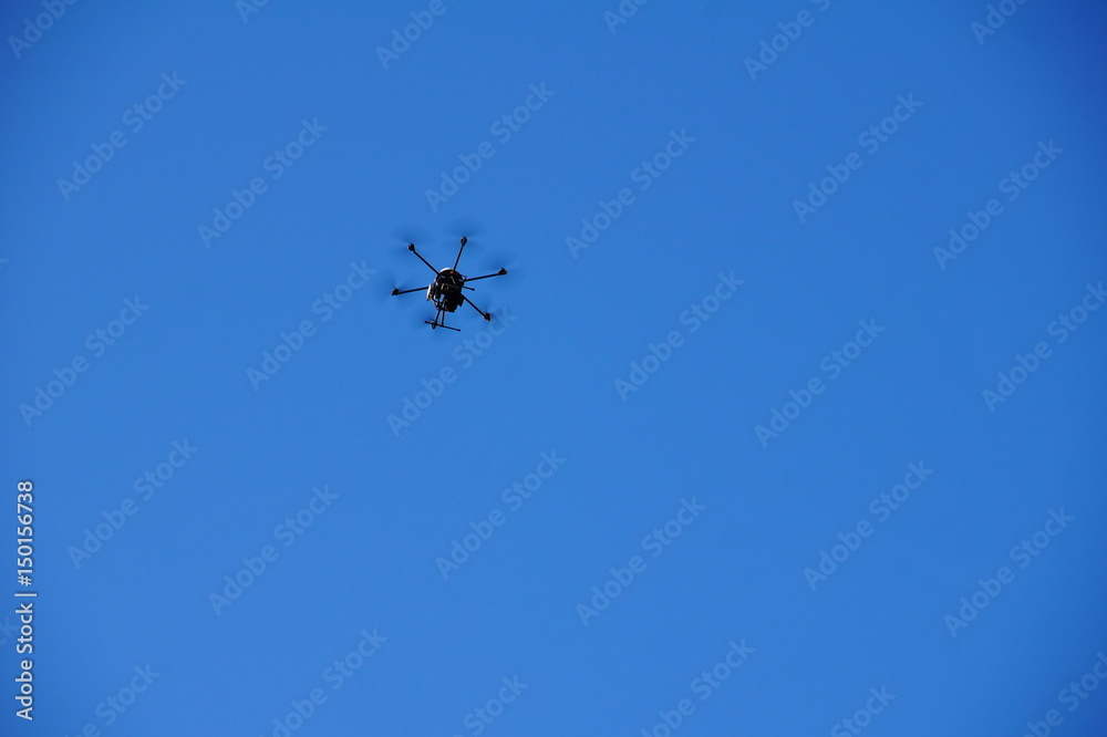 kleine schwarze Dhrone am blauen Himmel
kleine schwarze Dhrone am blauen Himmel