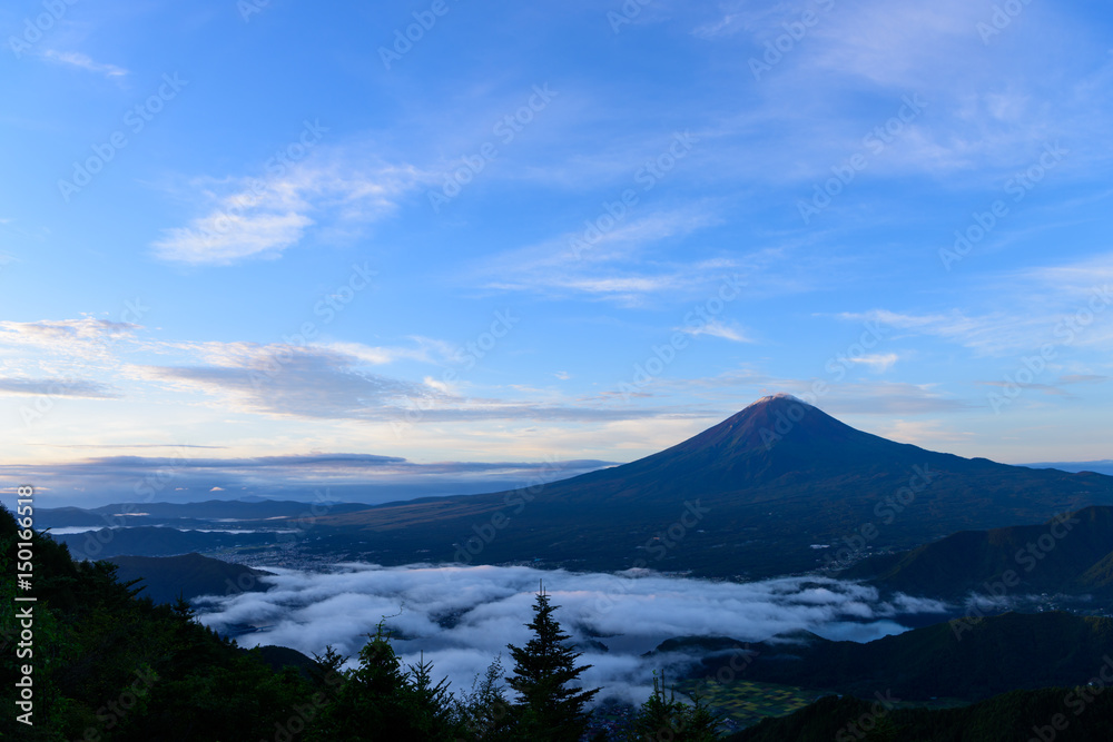 山梨　夜明け頃の富士山と河口湖畔