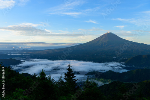 山梨 夜明け頃の富士山と河口湖畔