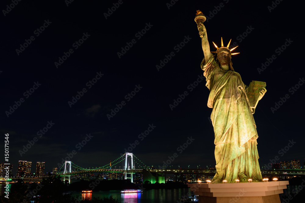 Fototapeta premium 東京 お台場 レインボーブリッジと自由の女神像の夜景