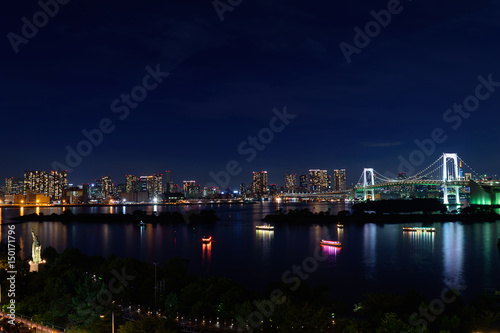 東京　お台場　東京ベイエリアの夜景とレインボーブリッジ