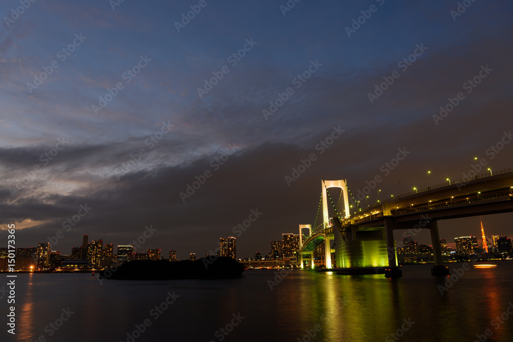 東京　お台場　レインボーブリッジの夜景　マジックアワー